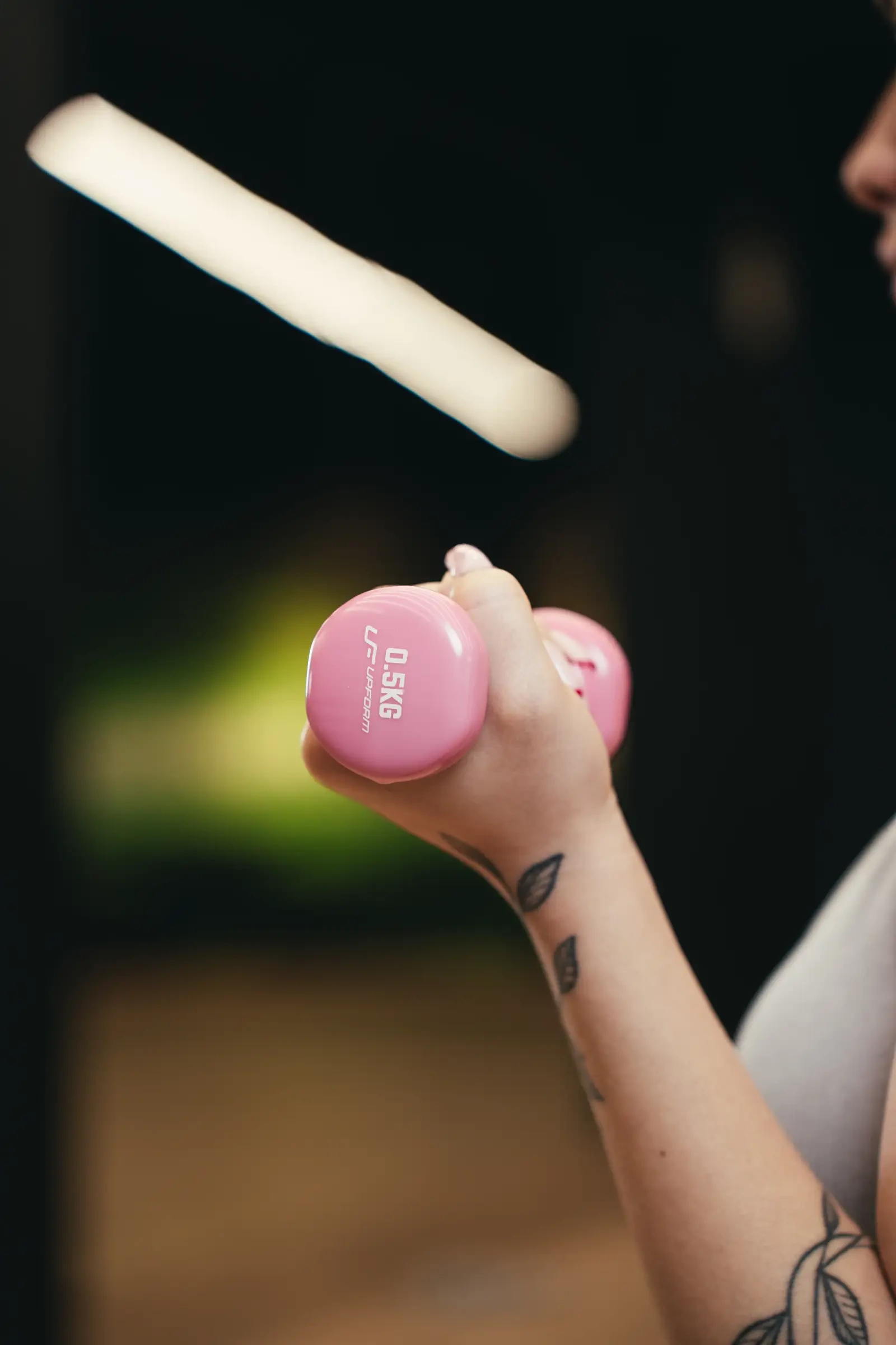 Vinylová fitness činka UpForm 0,5 kg v svetloružovom vyhotovení